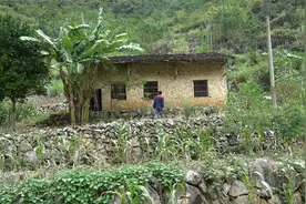 深山一所废弃学校，地方艰辛远，老师却很愿意来，进入教室心酸了视频封面