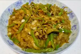大妈用这种方法做素炒茄子丝，好吃不发黑，做法很简单视频封面
