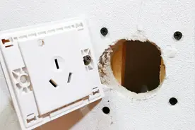 插座预留的孔太大了，螺丝斜着装也固定不了怎么办？教你轻松解决视频封面