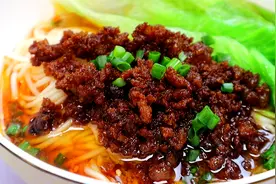 小学生的午餐做川味炸酱面，酱香浓郁真美味，大人小孩都爱吃！视频封面