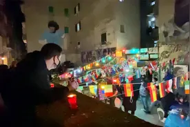 那不勒斯全市哀悼 市民戴口罩哭泣拥抱 致敬一代球王！视频封面