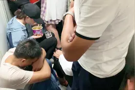 14小时无座火车是什么体验？又饿又困又冷最后一首歌的时候我哭了