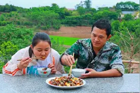 鳝鱼怎么做好吃，和大蒜一起焖15分钟，能吃几碗饭视频封面