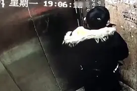 没教养！熊孩子乘电梯突然尿急 随后监控拍下辣眼一幕视频封面