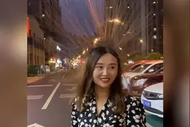 女生逛街头发突然竖起如开屏：当时就震惊了视频封面