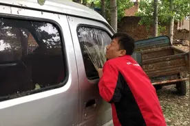 小伙挑战胶带拉车玻璃，连试了几种方法，究竟能不能成功呢视频封面
