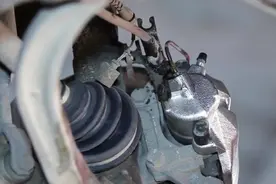 如何更换大众帕萨特B5的前制动卡钳+视频封面