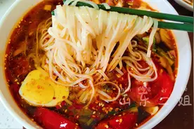 夏天超火的面条做法，饭店一碗要28，在家2元成本全家吃饱，简单