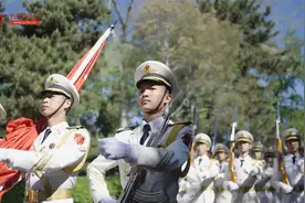 为海军庆生，带你沉浸式感受新版MV《军港之夜》视频封面