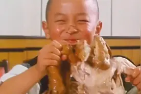 和尚吃肉名场面：小和尚满嘴流油啃烧鸡，多少人的童年被馋哭了视频封面