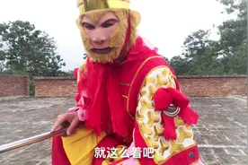农村小伙为了模仿六小龄童，花7500元网购孙悟空服装，真的很像
