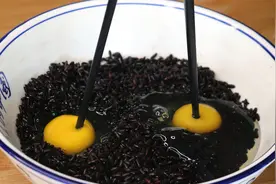 常吃黑米身体好，2个鸡蛋搅一搅，松软又拉丝，比面包好吃，解馋视频封面
