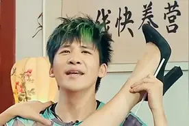 被腿咚的明星，大张伟被长腿美女腿咚，他竟还唱起了歌视频封面