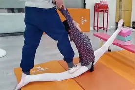 女孩压腿不用功，被老师强制拉伸出240度一字马，痛感超乎想象视频封面