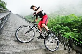 倾斜45度，共999级天梯的天门山，他竟骑着自行车爬上去了视频封面