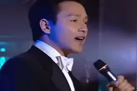 张国荣当年有多火？只要哥哥往台上一站，其他人都变成了将就视频封面