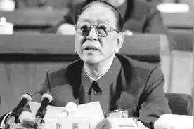 耿飚虽然没有被授予军衔，但他却得到了另一个极高的荣誉