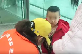 春运故事：孩子，别怕，小桔灯陪你一起等爸妈视频封面