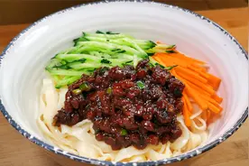 炸酱面家常做法，吃了十几年都不腻的味道，好吃到停不下来，真香视频封面