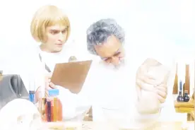 上帝打皮球，不下心砸死了地球上的恐龙，然后要造出人类代替恐龙视频封面