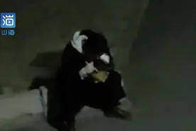 泪目！寒风中老师楼外吃饭内疚没让学生吃上热饭视频封面