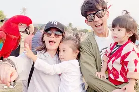 贾静雯2019首晒全家福，一家四口去旅行，咘咘波妞合影样子好可爱视频封面