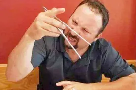 老外学习用筷子，在饭桌上夹菜的时，看着这菜：真的夹不上！视频封面