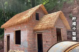 四川姑娘隐居深山自建茅草屋，亲手打造世外桃源，让人纷纷称赞视频封面