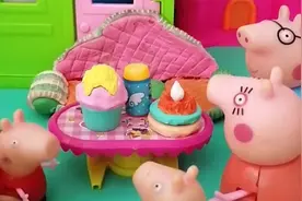 小猪佩奇：佩奇一个人在家，做好饭菜等爸爸妈妈回来。