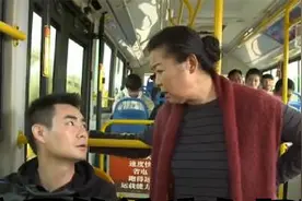 盘点爆笑让座名场面，大妈公交车叫小伙让座，小伙理直气壮回怼！视频封面