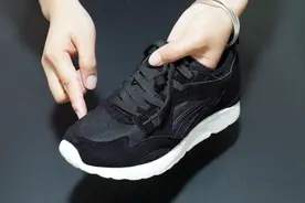 洗运动鞋小窍门，鞋店老板教我的，这样洗不但干净还不变形视频封面