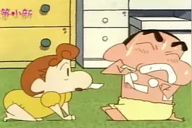 蜡笔小新：小新体验痛苦，全身都是膏药，撕一片很疼的视频封面