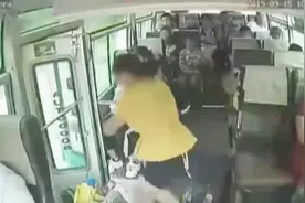 监拍！贵州遵义一公交车行驶中后门未关 女乘客突然跳车不省人事视频封面