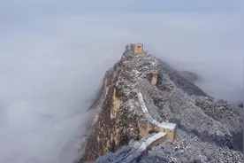 金山岭长城同时出现降雪和云海的奇特景观视频封面