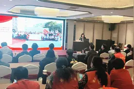 淮安市慈善总会特邀小学女老师京归报告会：洪泽湖水上百合出名了视频封面