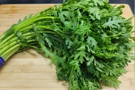 茼蒿这样做实在太香了，饭店都吃到，健康好吃不上火，老少皆宜视频封面