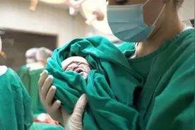 产房直击孕妇剖腹产子全过程，每一位妈妈都是如此伟大！视频封面