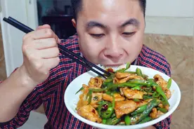 今天一个人在家，做个尖椒盖饭来吃，尖椒又辣又脆又香，辣过瘾了