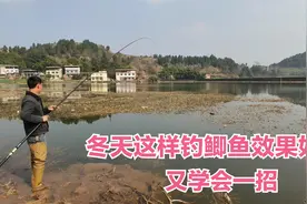 农村小伙头一次见钓鱼用这种方法，饵不沉底钓水面，提竿就是鲫鱼视频封面