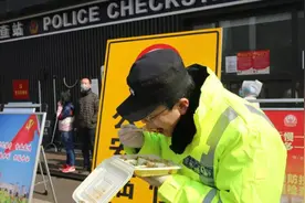 防“疫”一线执勤民警都吃啥？盒饭、方便面是“主力”视频封面