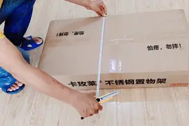 厨房锅碗瓢盆没地方放，入了个置物架，两男人麻利地装起来视频封面