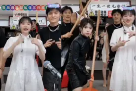 太搞笑了！“挖呀挖”黄老师现身小杨哥直播间，上演爆笑版挖呀挖视频封面