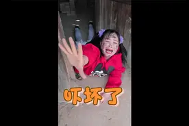 女儿玩捉迷藏被锁小黑屋大哭，多亏好心人解救，避免了一场悲剧视频封面