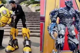 威震天变形过程大揭秘，演员脚踩在膝盖位置，有专人帮忙穿盔甲视频封面