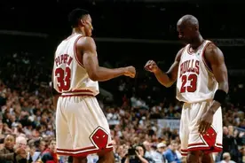 【历史经典】皮蓬隔扣+乔丹逆天滞空！90年代公牛季后赛十佳球视频封面