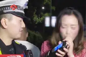 “戏精”！重庆女子酒驾被查，连吹24次无反应，视频还原全过程视频封面