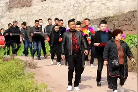 贵州一帅哥迎亲，带着队伍到了新娘家，看看都带了什么聘礼视频封面