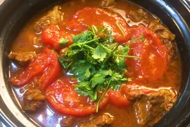 番茄焖牛腩这样做，汁浓肉香，非调味料能做到的味道，也太下饭了