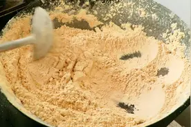 把玉米面倒进锅中炒一炒，出锅瞬间变美食，这种做法不常见，真香视频封面