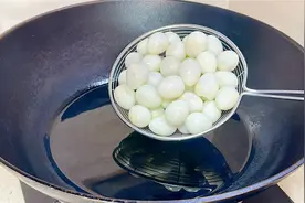 把鹌鹑蛋倒入滚烫的油锅中，瞬间变美食，很多人都没吃过，太香了视频封面
